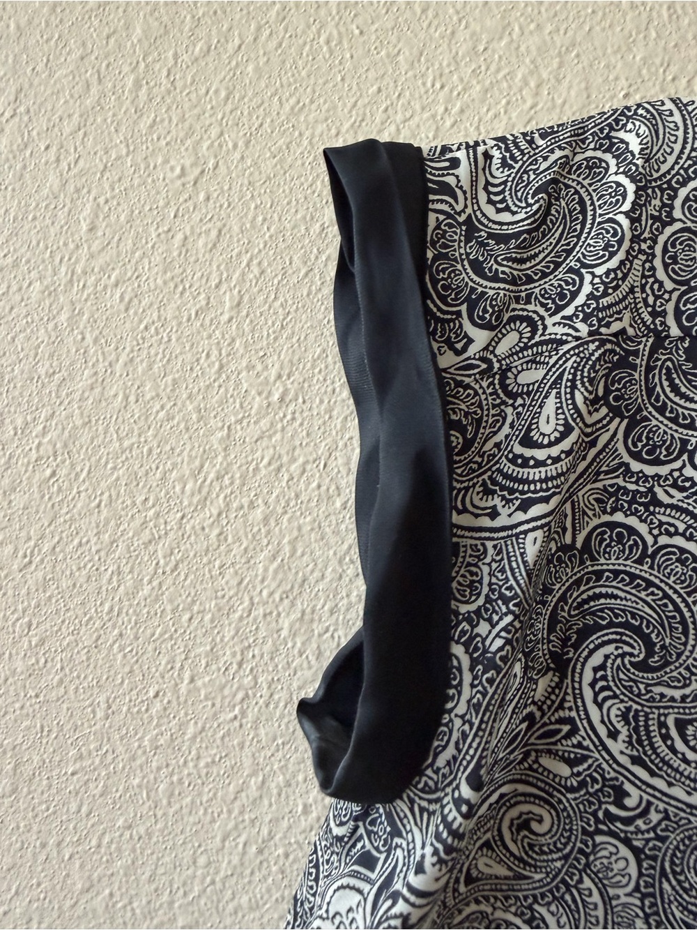 Express Black & White Paisley V-Neck Tee with Contrast Trim - Picture 5 of 6